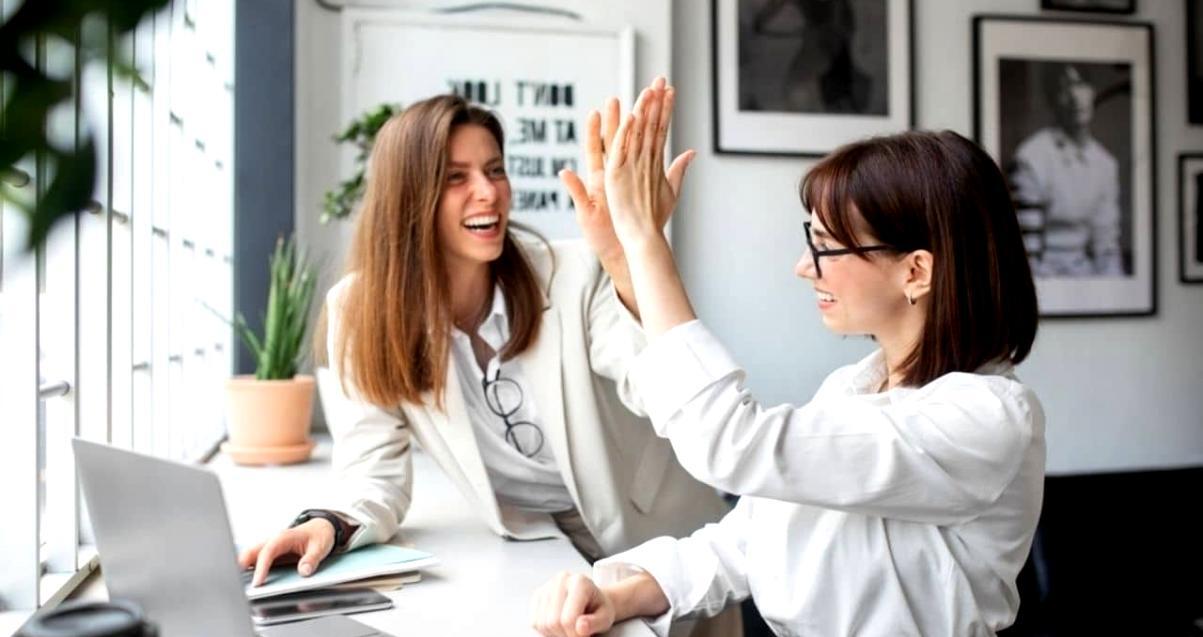 Workshop-Teilnehmer bei praktischen Übungen